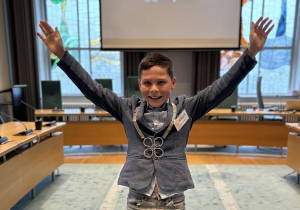 Nieuwe kinderburgemeester Tygo in de raadszaal