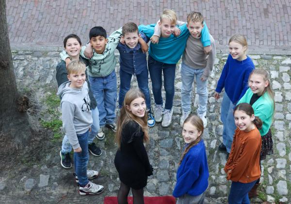 Groepsfoto van de nieuwe kinderraadsleden