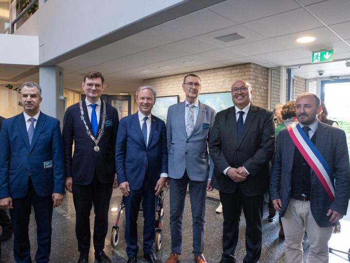 Met de burgemeester van Gemeente Kapelle, Arnold van den Berge, de ambassadeur van Frankrijk en de ambassadeur van Marokko in Nederland.