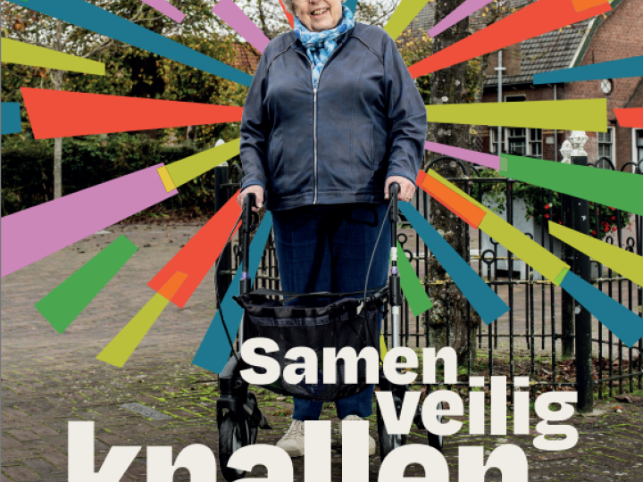 Vrouw met rollator met de tekst: samen, veilig, knallen, iedereen blij.