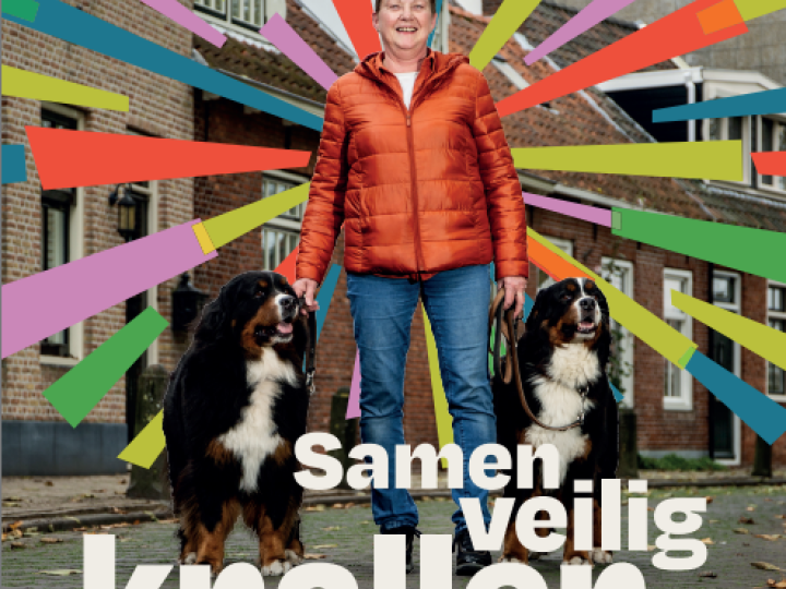 Vrouw met twee honden in Kapelle met de tekst: samen,veilig,knallen, iedereen blij