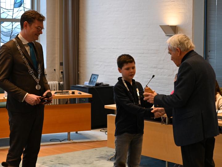 Oud-burgemeester overhandigt hamer aan kinderburgemeester